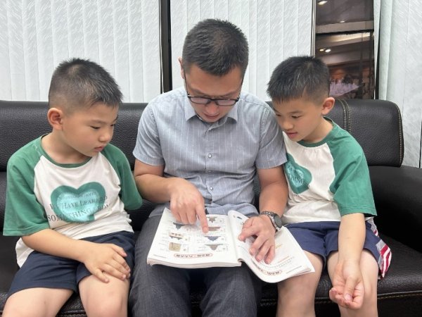 港股T+0配资 童心同行，书香伴成长